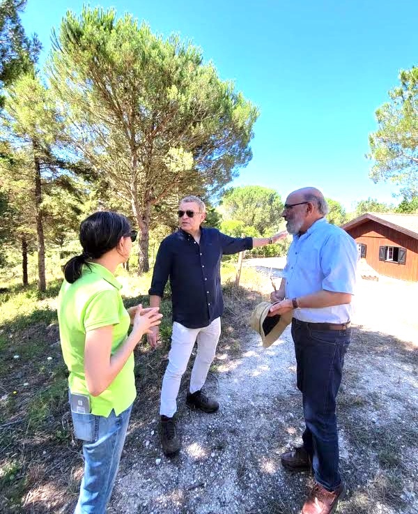 César DePaço no Centro de Recuperação do Lobo Ibérico em Mafra com o professor Francisco Petrucci